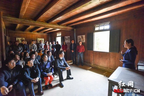 学员们在小井红军医院，了解医院创建历史，并缅怀在此忠贞不屈、英勇牺牲的130余名红军英烈。